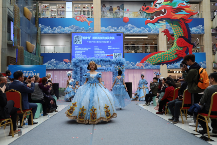 库尔勒:百变民族风服装T台秀华美“绽放” - 梨城要闻 - 库尔勒市人民政府